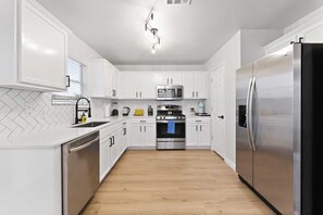 Fridge, microwave, oven, stovetop - Remote Work Friendly | King Beds | Fast WiFi | 3BR (Pflugerville)