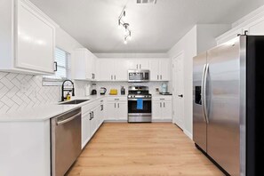 Kylskåp, mikrovågsugn, ugn och spishäll