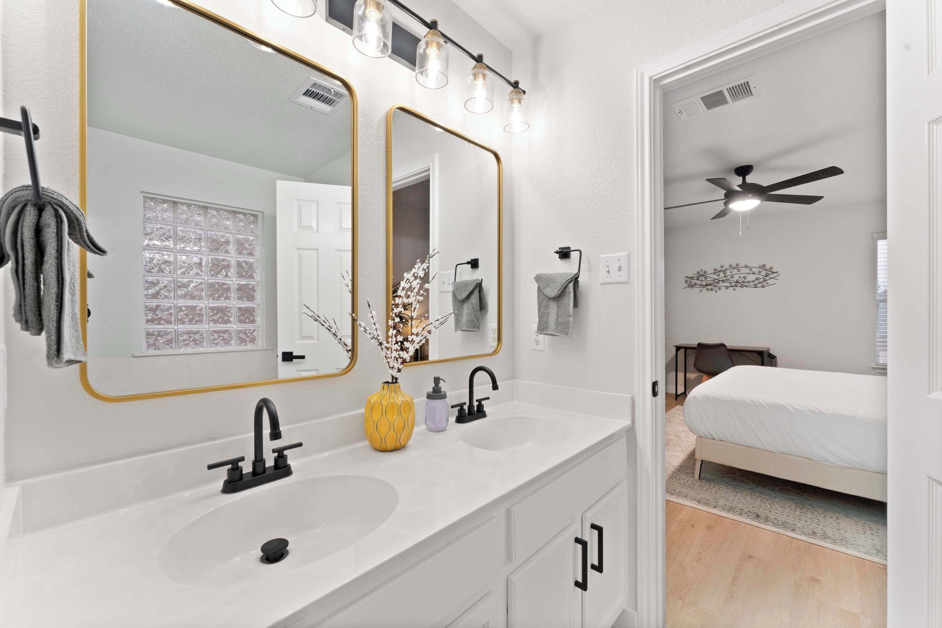 Regadera, secadora de cabello, toallas, papel de baño 