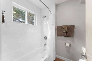 Shower, hair dryer, towels, shampoo - Economy studio stay near DT and Domain (Austin)