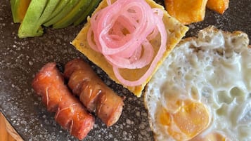 Frukost enligt egen beställning varje dag mot avgift