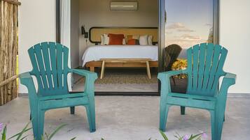 King Room Balcony with ocean view | Decoración personalizada, muebles diferentes y wifi gratis