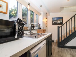 Cottage | Private kitchen | Fridge, electric kettle, toaster, cookware/dishes/utensils