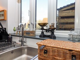 Cottage | Private kitchen | Fridge, electric kettle, toaster, cookware/dishes/utensils