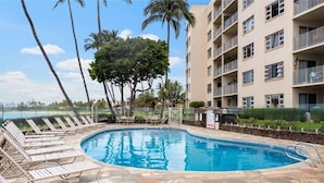 Condo, 2 Bedrooms | Kolam renang | Kolam dipanaskan 