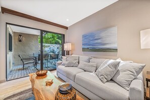 Condo, 3 Bedrooms | Living area