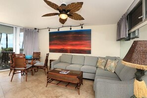 Condo, 2 chambres | Aire de séjour