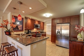 Condo, 2 habitaciones | Cocina privada | Cafetera y tetera, refrigerador, horno y tostadora