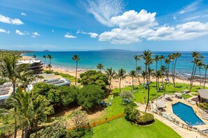 A resort with a pool, beach, and palm trees. - Mana Kai by Coldwell Banker Island Vacations (Kihei)