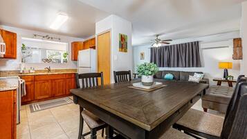 House, 3 Bedrooms | Private kitchen