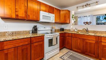 House, 3 Bedrooms | Private kitchen