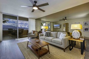 Condo, 2 chambres | Aire de séjour | Téléviseur connecté
