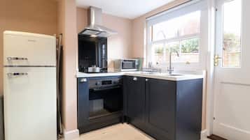 Cottage | Private kitchen | Fridge, dishwasher, electric kettle, toaster