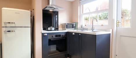 Casa de campo | Cocina privada | Refrigerador, lavavajillas, tetera eléctrica y tostadora