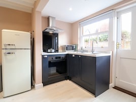 Cottage | Private kitchen | Fridge, dishwasher, electric kettle, toaster