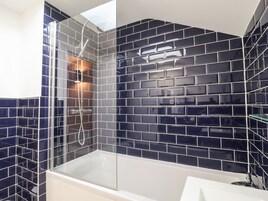 Cottage | Bathroom | Shower, hair dryer