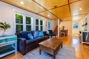 Maison, 4 chambres | Coin séjour | TV connectée