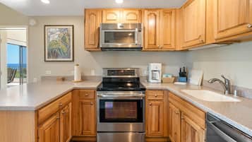 Condo, 2 Bedrooms | Private kitchen