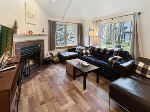 Condo, 2 chambres | Aire de séjour | Téléviseur connecté