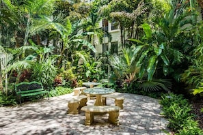 Outdoor dining - FIFAbyTRAIN/StepsToBeach&Dining/UrbanChicStudio (Palm Beach)