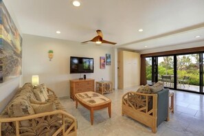Condo, 1 Bedroom | Living area