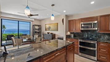 Condo, 2 quartos | Cozinha privada | Geladeira, fogão, cafeteira/chaleira, torradeira