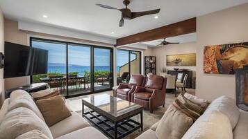 Condo, 2 quartos | Área de estar