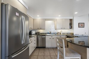 Condo, 1 habitación | Cocina privada | Cafetera y tetera, refrigerador, horno y tostadora 