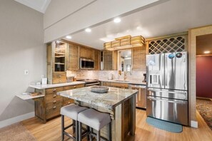 Apartamento, 2 habitaciones | Cocina privada | Frigorífico, horno y cafetera o tetera