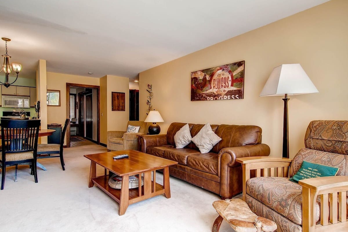 Appart'hôtel, 2 chambres | Coin séjour | TV connectée
