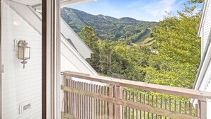Un balcón con vistas a un paisaje montañoso.