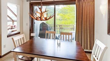 Townhome, 3 Bedrooms | Makan dalam bilik