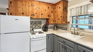 House, 2 Bedrooms | Private kitchen | Fridge, oven, coffee/tea maker, toaster