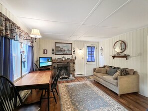 House, 2 Bedrooms | Interior - Family Tides - Y850 Beautiful Home Only A 10 Minute Walk To Short Sands Beach! 2 Bedroom Home by Redawning (York Beach)