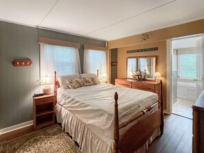 House, 2 Bedrooms | 2 bedrooms, free WiFi - Family Tides - Y850 Beautiful Home Only A 10 Minute Walk To Short Sands Beach! 2 Bedroom Home by Redawning (York Beach)