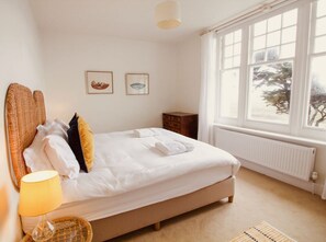 2 habitaciones, cortinas blackout y tabla de planchar con plancha