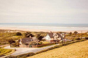 Una playa cerca, sillas reclinables de playa
