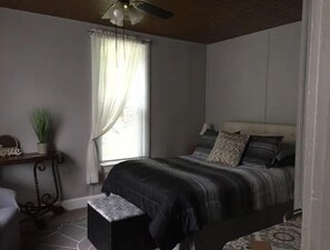 2 Schlafzimmer, Zimmersafe, Schreibtisch, Bügeleisen/Bügelbrett