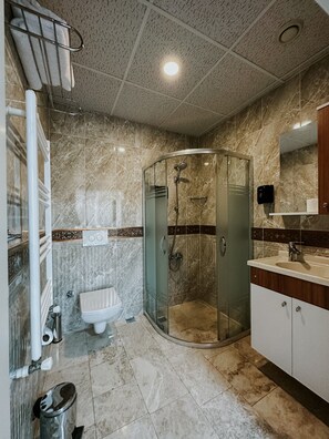 Douche, douche à « effet pluie », sèche-cheveux, peignoirs