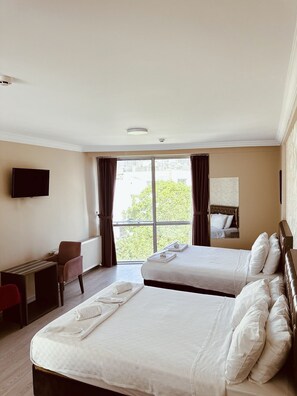 Chambre Quadruple Familiale | Minibar, bureau, rideaux occultants, chambres insonorisées