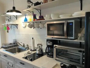 Private kitchen - Sunrise Cottage (New Ulm)
