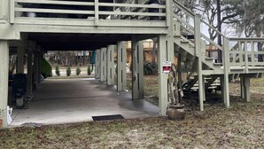 Een overdekte pergola met balkon en een trap, en een bord met daarop 'Geen toegang'.