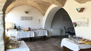 Free daily buffet breakfast