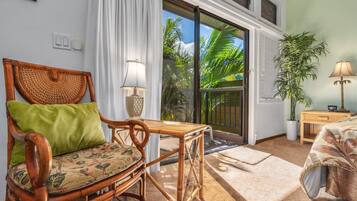 Condo, 1 Bedroom | Living area