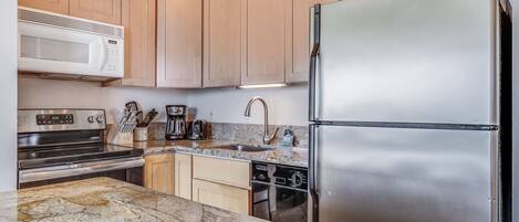 Condo, 1 habitación | Cocina privada | Cafetera y tetera, refrigerador, horno y tostadora