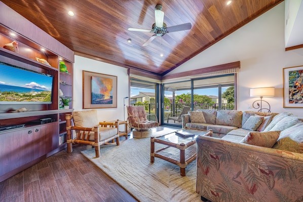 Condo, 2 Bedrooms | Living area