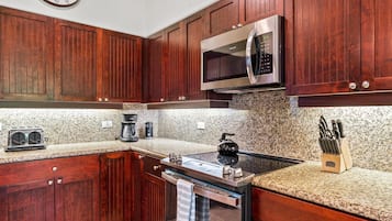 Condo, 3 Bedrooms | Private kitchen