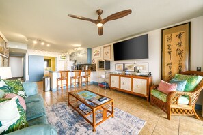 Living area - Big Island Kona Pacific E632 1 Bedroom Condo (Kailua-Kona)