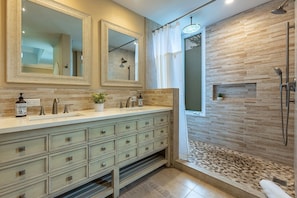 Appart'hĂŽtel, 1 chambre | Salle de bain | SĂšche-cheveux, serviettes fournies, shampoing