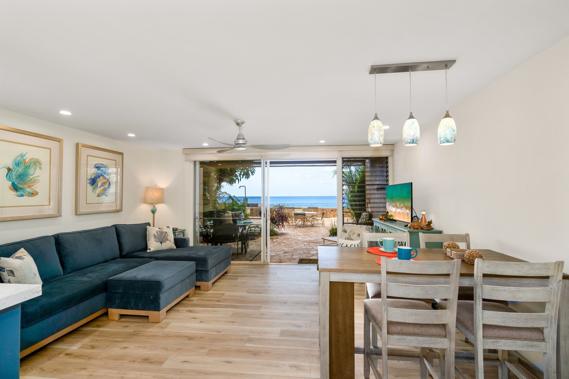 Condo, 2 habitaciones | Área de sala de estar | Smart TV 